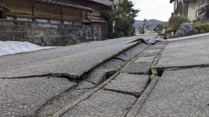 能登半島地震で隆起して割れた家の前の道路