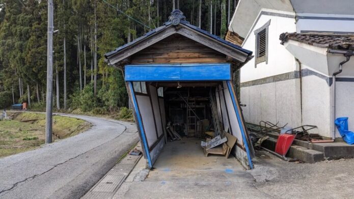 能登半島地震で傾いた車庫