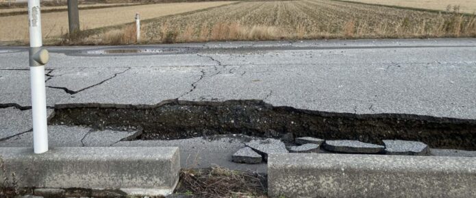 能登半島地震で大きく割れた道路