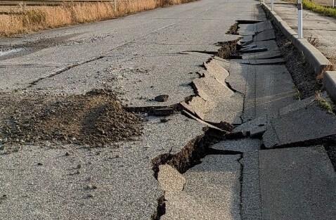 能登半島地震の後、車が通れるよう砂利が敷かれた道路