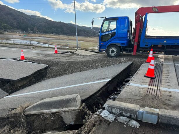 能登半島地震で大きな段差ができてしまった道路