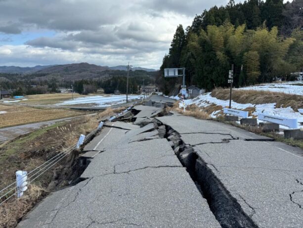 能登半島地震で大きくひび割れた道路