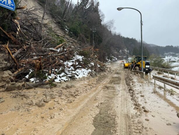 能登半島地震の後、道路の保全を行う様子