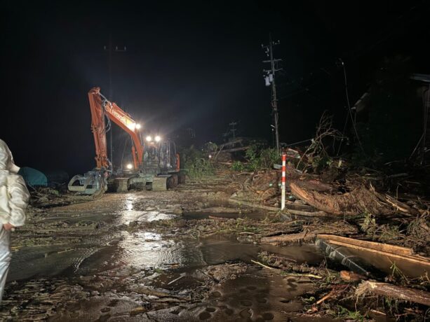 能登半島豪雨の後、道路の保全を行う様子