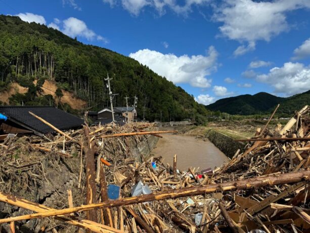 能登半島豪雨の後、大量の流木などが積み上がった川